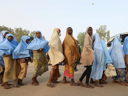 Las niñas secuestradas en el noroeste de Nigeria hacen fila tras su liberación este martes.