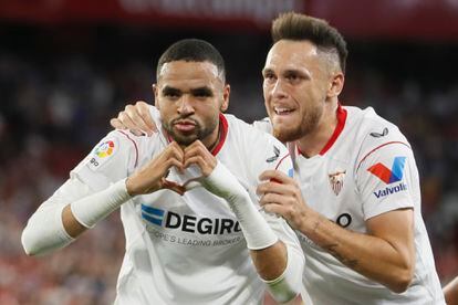 En-Nesyri  celebra con Ocampos, el segundo gol marcado al Villarreal.