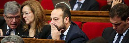 Cañas, junto a Albert Rivera y Carina Mejías, en la bancada del Parlament.