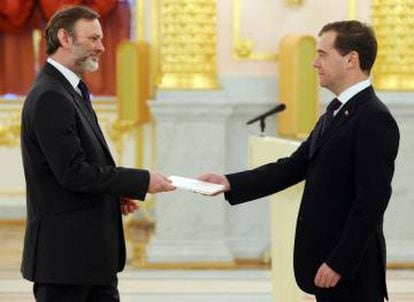 Tim Barrow con el expresidente ruso Dimitri Medvédev, a finales de 2011 en Moscú.