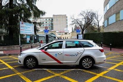 Un taxi de Madrid estaciona en frente al Hospital Marañón durante el estado de alarma.