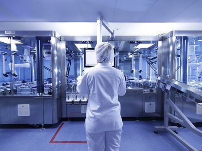En la imagen,  el proceso de inspección automática de jeringas en una sala del laboratorio de inyectables de Rovi en Madrid.