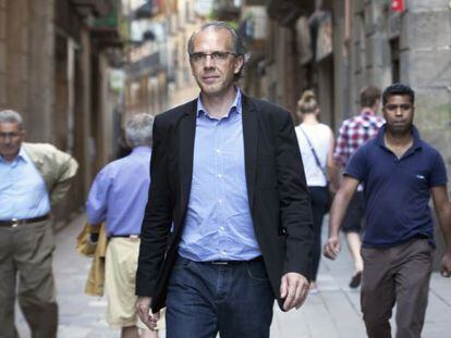 Ricard Gomà passejant pel Raval de Barcelona el 2011.