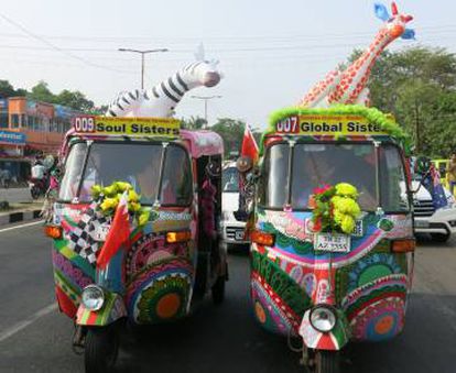 Participantes en el 'raid' por el sur de India a los mandos de sus 'tuk-tuks'.