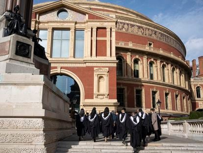 Estudiantes del Imperial College London celebran su graduación en el Royal Albert Hall (Londres) en octubre de 2022.