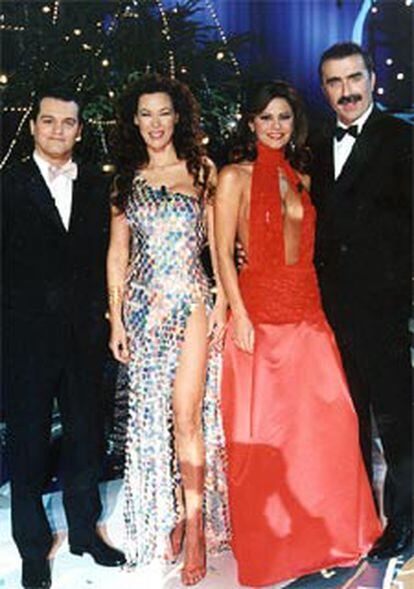 De izquierda a derecha, Ramón García, Mabel Lozano, María José Suárez y Juan y Medio, en el plató de <i>Con La Primera al 2003.</i>