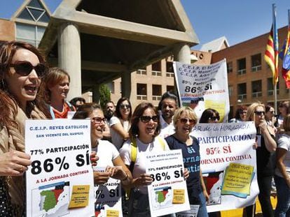 Concentración de padres y madres de Alicante ante la Consejería de Educación a favor de la jornada continua.