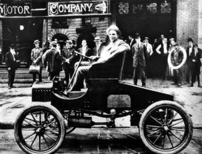En la imagen, Henry Ford atrae la atención de los transeuntes al volante de su automóvil, detrás su fábrica. Ford está considerado por muchos como el innovador que revolucionó las factorías de todo el mundo con la introducción de la cadena de montaje rodante para el ensamblaje del Modelo T así como la persona que más contribuyó al nacimiento de la clase media en Estados Unidos. EFE/Archivo