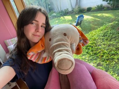 Gabriela Piqueras posa con su elefanta de peluche 'Kika', en su casa de Guatemala.