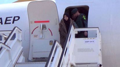 Samira, la reclutadora de mujeres para el Estado Islámico, a su llegada a Barajas, en una foto de archivo.