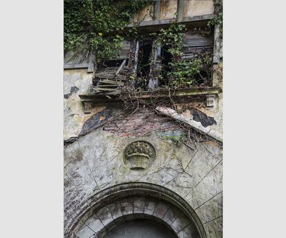 El encanto de los pequeños detalles que inundan estos espacios, se aprecia en este pequeño cesto con rosas situado en una de las puertas de entrada de las Casas Bailly (Cambre).