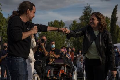 Pablo Iglesias y Ada Colau, durante el acto de cierre de campaña.