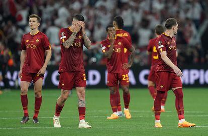Varios jugadores de la Roma tras perder la final frente al Sevilla.