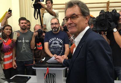 El expresidente de la Generalitat Artur Mas vota en el refer&eacute;ndum del 1 de octubre.