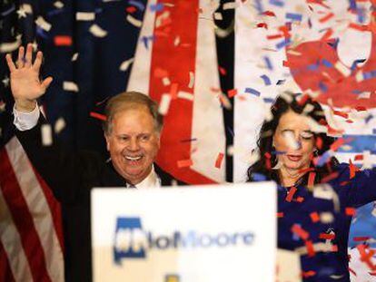 El demócrata Doug Jones se impone al fanático religioso Roy Moore y merma la mayoría republicana en la Cámara
