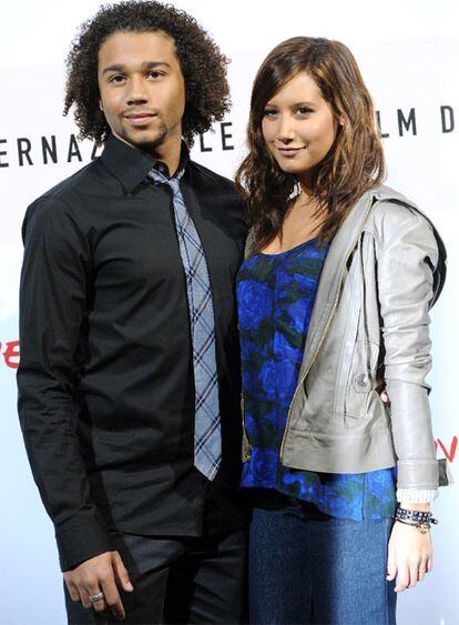 Tras arrasar en Madrid, los actores de la película 'High School Musical' Corbin Bleu y Ahsley Tisdale han acudido hoy al Festival de Roma para presentar la tercera parte de la saga en la sección 'Alicia en la ciudad' del certamen.