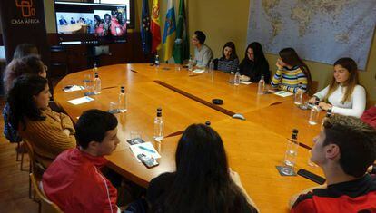 Imagen de la videoconferencia con estudiantes de español canarios, cameruneses y sudafricanos. 