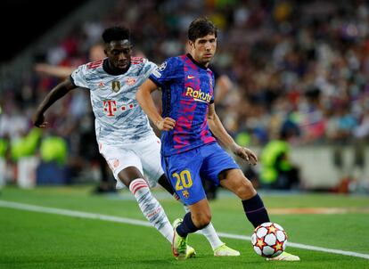 El barcelonista Sergi Roberto perseguido por Alphonso Davies, esta noche.
