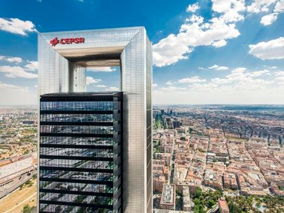 Fachada de la Torre Cepsa en Madrid.