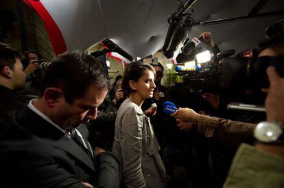 Najat Vallaud-Belkacem, portavoz de Hollande, atiende a los medios mientras los candidatos debaten.