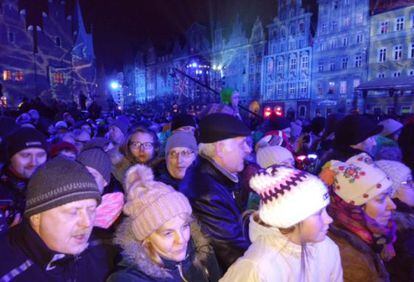 El público asistente al espectáculo de luz y música en la Plaza Mayor de Wroclaw.