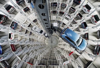 Visión cenital de varios coches Volkswagen (VW) aparcados en una torre de la planta de VW en Wolfsburgo, Alemania