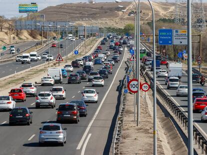 Vista de la autovía A-3 en sentido Valencia a la altura del kilómetro 7 este viernes, inicio del puente del Día del Padre.