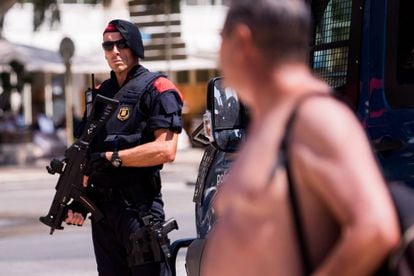 Un policía patrulla en el lugar donde cinco terroristas fueron abatidos por la policía en Cambrils (Tarragona).