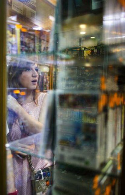 Una joven contempla las estanterías llenas de videojuegos en una tienda en el centro de Madrid.