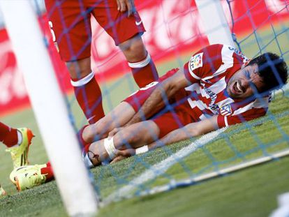 Diego Costa se duele de su golpe contra el poste.