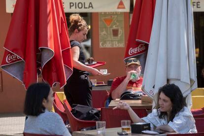 Una camarera atiende en una terraza de Sevilla.