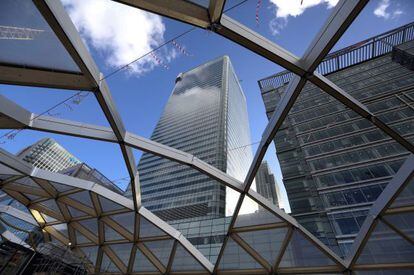 Una vista de la sede central del HSBC desde la estaci&oacute;n de Canary Wharf.