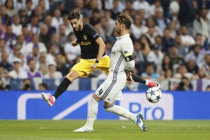 Carrasco disputa el balón con Sergio Ramos.