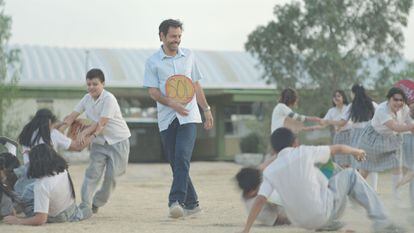 Eugenio Derbéz in the role of teacher Sergio Juárez, in the film 'Radical' (dir. Zalla, 2023).