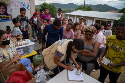 Un equipo de Acción contra el Hambre chequea las condiciones de los migrantes que llegan a este refugio. Además, gestionan el reparto de alimentos y productos de higiene. 