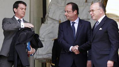 El primer ministro franc&eacute;s, Manuel Valls (i); el presidente, Francois Hollande, y el ministro del Interior, Bernard Cazeneuve (d), este mi&eacute;rcoles en Par&iacute;s tras el consejo de ministros.