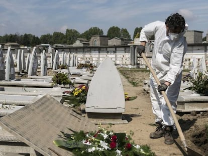 Un trabajador del Cementerio Monumental de Turín. 
 