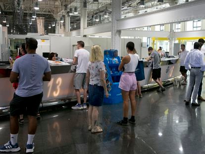 Oficina de Correos en la madrileña Plaza de Cibeles, con personas tramitando su voto por correo.