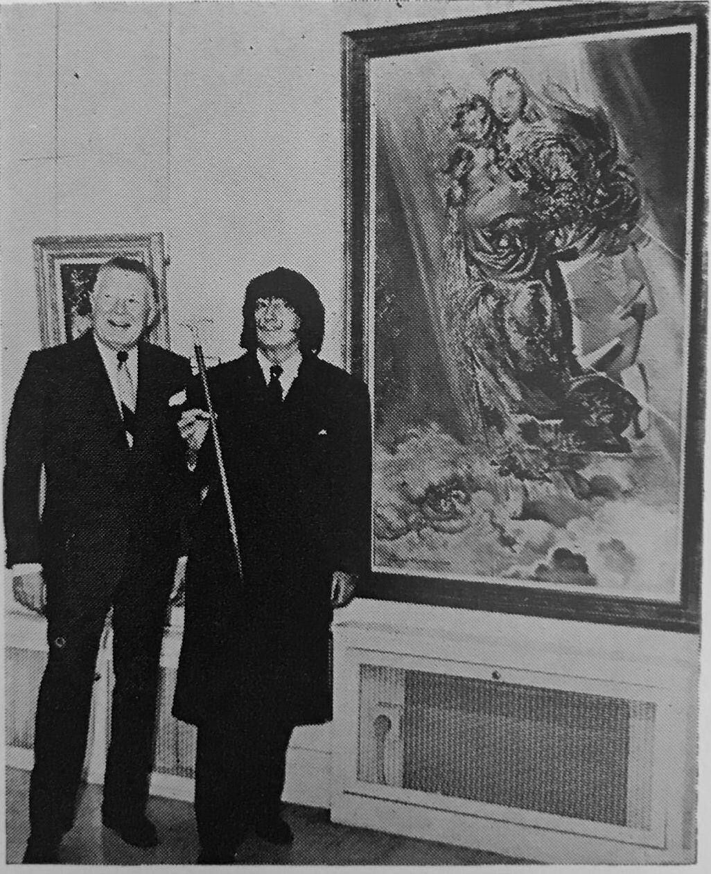 Dalí junto a su pintura 'Madona cósmica' en una de las pocas exposiciones en la que se ha podido ver hasta ahora.
