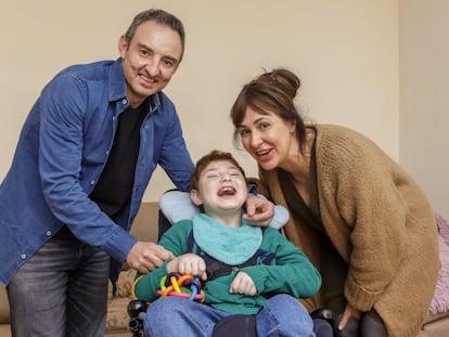 Adrián, con sus padres, José Manuel Pina y Ana María Pelaz, en su casa en Valladolid.