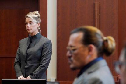 Amber Heard y Johnny Depp, durante una sesión del juicio en Fairfax, Virginia (Estados Unidos).
