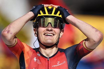 Carlos Rodríguez, celebra, este sábado, la victoria del Tour en Morzine.