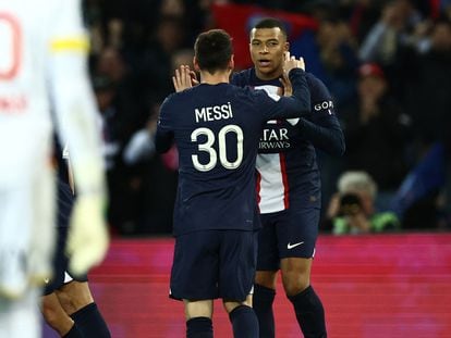 Mbappe y Messi celebran uno de los goles del PSG este sábado ante el Lens.