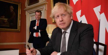Boris Johnson y David Frost, negociador jefe de Reino Unido para el Brexit, firman el acuerdo de salida en diciembre pasado.