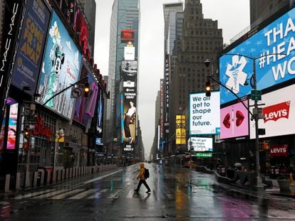 Un peatón cruza por Times Square, uno de los espacios más representativos de Nueva York.
