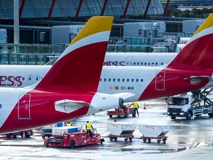 Aviones de Iberia Express atendidos por personal de Iberia Airport Services en el aeropuerto de Madrid-Barajas.