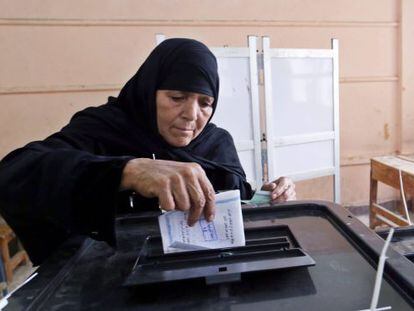 Una mujer deposita su voto en un colegio electoral de Giza, este domingo.