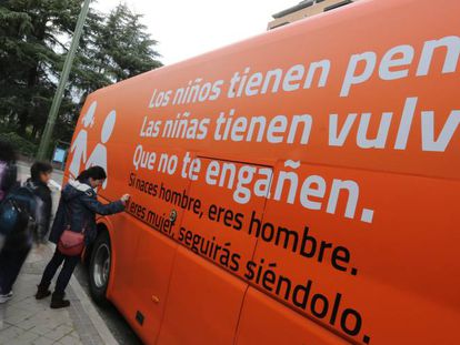 Autobús de HazteOir.org en la calle de la Macarena en Madrid.
