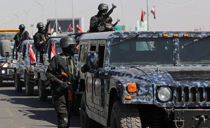 Tropas patrullan este martes en Saná, Yemen.