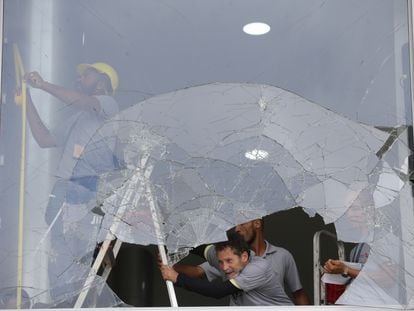 Un trabajador reemplaza los vidrios destrozados en el Palacio de Planalto en Brasilia, después de que los bolsonaristas radicales invadieran los edificios gubernamentales el pasado 8 de enero.